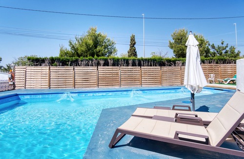 San Vicente del Raspeig Ski Chalet | Chalet 'Casa Dakota' with private pool, private terrace and Wi-Fi