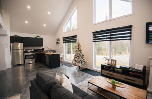 La Patrie House | Chalet Escapade|Hot Tub|Private Pool|River & Kayak
