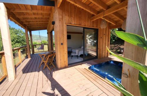 Saint-Affrique Ski Chalet | Chalet et jacuzzi, Sawadee lodge spa