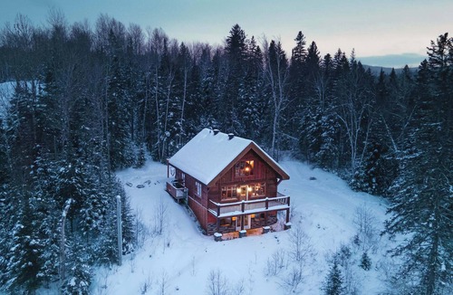 Notre-Dame-de-la-Merci House | Chalet Forêt Ouareau | Authentic Log Cabin | Spa