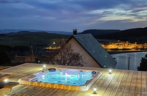 Besse-et-Saint-Anastaise Ski Chalet | Chalet l'Anorak Super Besse, swim spa, 12?pers, 4 bedrooms, Sancy view