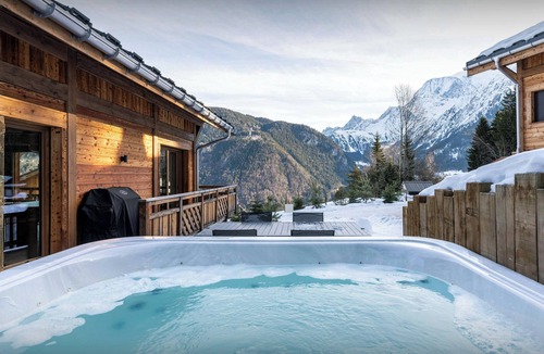 Saint-Nicolas-de-Veroce Ski Chalet | Chalet Mussol - family stay on the slopes for 14 - OVO Network