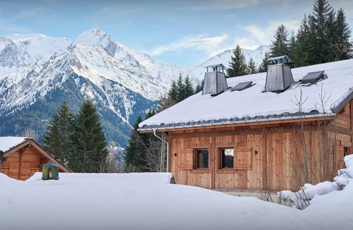 Saint-Nicolas-de-Veroce Ski Chalet | Chalet Mussol - family stay on the slopes for 14 - OVO Network