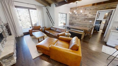 Taos Ski Valley House | Chalet Genepi - Taos Ski Valley - Fireplace - Mountain Views - Hot Tub - Washer-Dryer