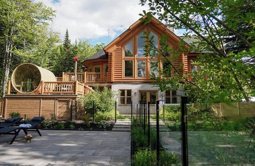 Fiddler Lake Resort Ski Chalet | Chalet Golden Bear on Fiddler Lake with private spa, sauna, heated pool & more!