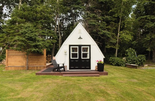 Grand-Digue Ski Chalet | Chalet + guesthouse with spa