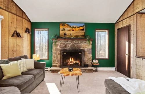 Pocono Pines Ski Chalet | Chalet Hemlock | Pool Table | Poconos