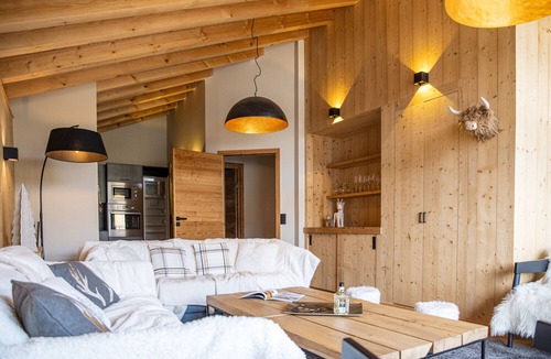Eclose-Est Ski Chalet | Chalet Hope