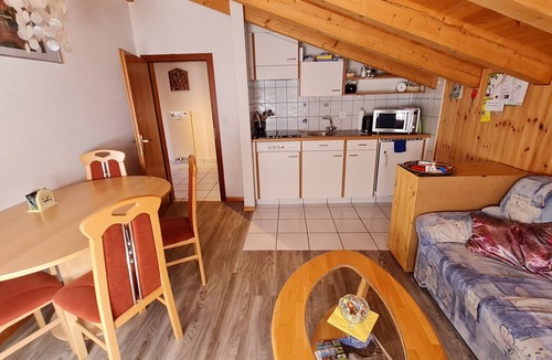Leuk Apartment | Chalet house (large walnut tree at the entrance)