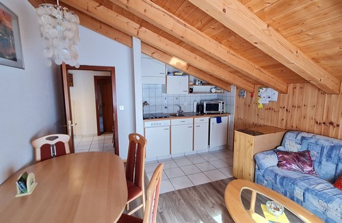 Leuk Apartment | Chalet house (large walnut tree at the entrance)