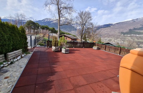 Leuk Apartment | Chalet house (large walnut tree at the entrance)