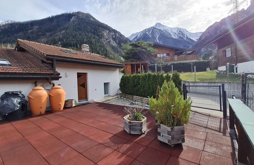 Leuk Apartment | Chalet house (large walnut tree at the entrance)