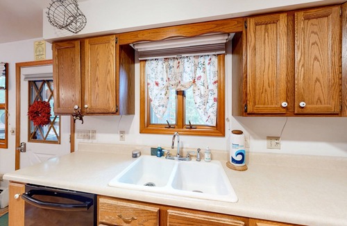 Chestertown House | Chalet house w/access to Friends Lake, sandy beach, kayak, fireplace, deck