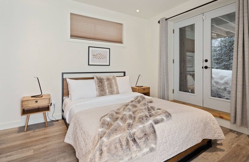 La Minerve Ski Chalet | Chalet Hummingbird on the Lake with Private Beach and Hot Tub