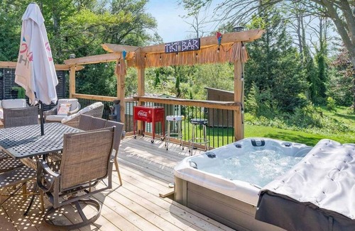 Glen Huron Ski Chalet | CHALET IN BLUE MOUNTAIN WITH HOT TUB