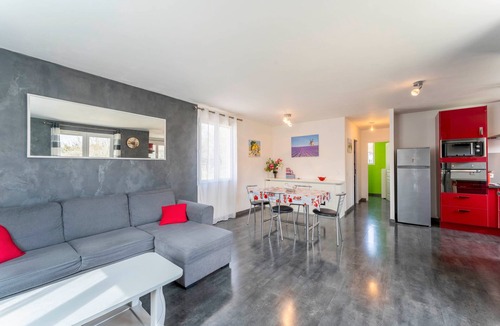 Sorgues Ski Chalet | Chalet in Provence with shared pool, Wi-Fi and air conditioning