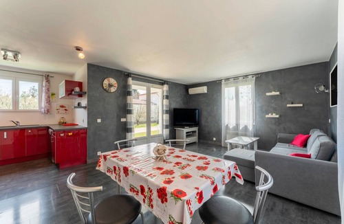 Sorgues Ski Chalet | Chalet in Provence with shared pool, Wi-Fi and air conditioning