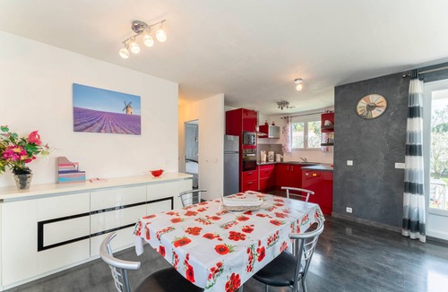 Sorgues Ski Chalet | Chalet in Provence with shared pool, Wi-Fi and air conditioning