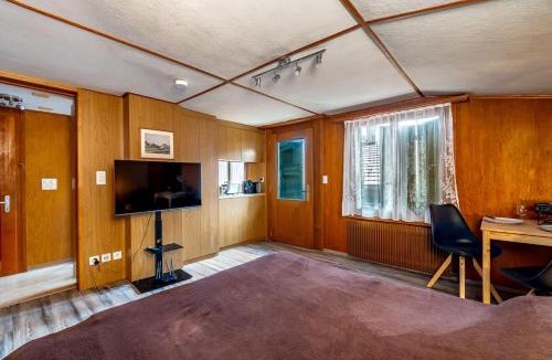 Spiez Apartment | Chalet In The Countryside Kitchen Parking Lot
