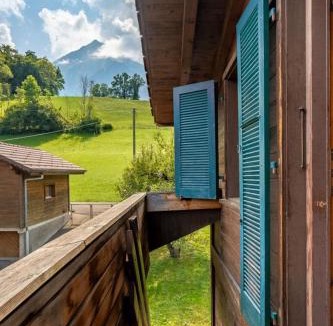 Spiez Apartment | Chalet In The Countryside Kitchen Parking Lot