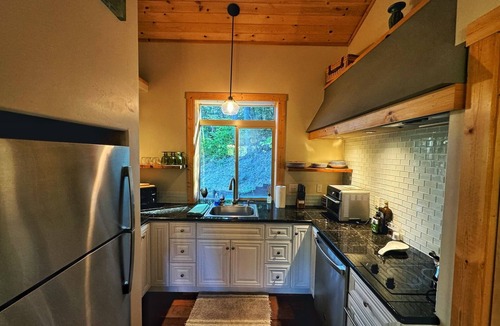 Grants Pass House | Chalet in the woods guesthouse.