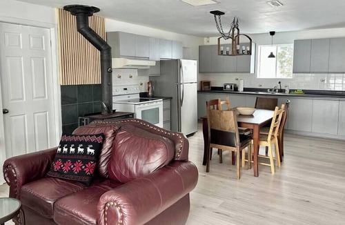 Saint-Calixte Ski Chalet | Chalet Kilkenny. Lakefront, spa, 4 bedrooms (9)