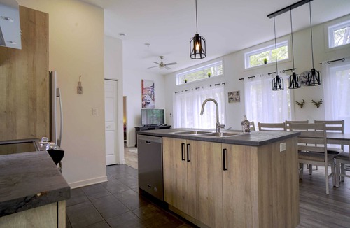 Chertsey Ski Chalet | Chalet L'Écureuil (waterfront, modern, spa, BBQ)