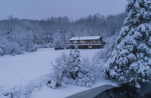 Leslie-Clapham-et-Huddersfield Ski Chalet | Chalet l'Évasion with hot tub on the Picanoc river