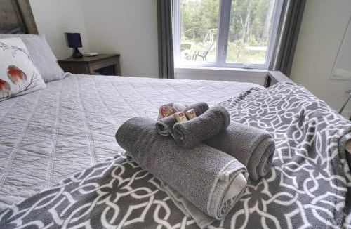 Chertsey Ski Chalet | Chalet L'Hérisson (Modern, Spa, BBQ, waterfront)