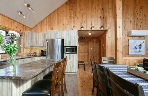 Wentworth-Nord Cottage | Chalet L'Hirondelle/Blissful BaynCozy lakeside cottage lake access private beach