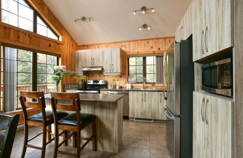 Wentworth-Nord Cottage | Chalet L'Hirondelle/Blissful BaynCozy lakeside cottage lake access private beach