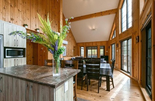 Wentworth-Nord Cottage | Chalet L'Hirondelle/Blissful BaynCozy lakeside cottage lake access private beach