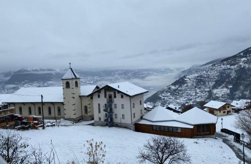 Saint-Pierre-de-Clages Apartment | Chalet la Tulipe, mountain view, Terrace, BBQ