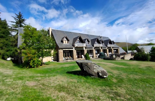 Garin Ski Chalet | Chalet 'La Vingt' with Mountain View, Shared Terrace and Private Garden