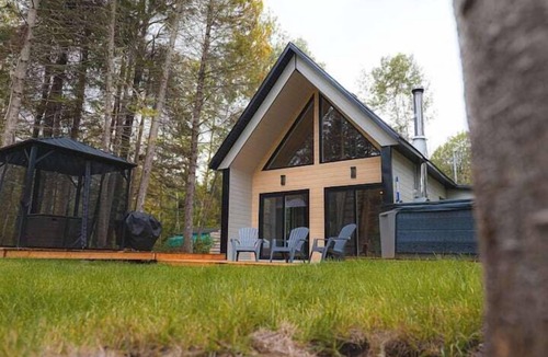 La Tuque Ski Chalet | Chalet Le Bébé Falaise, waterfront!