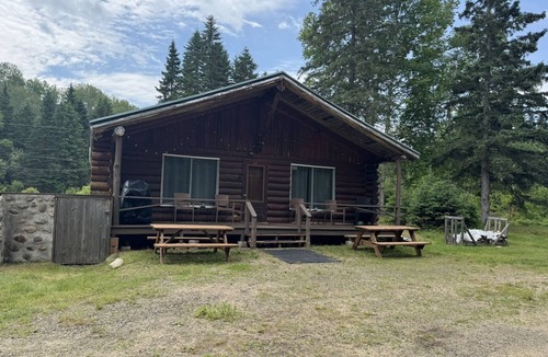 Baie-St-Paul Cabin | Chalet Le Billot (Bois Rond) rustic riverfront in Charlevoix