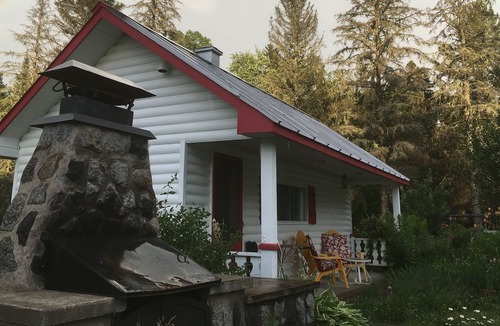 Saint-Elie-de-Caxton Bed & Breakfast | Chalet Le Semeur by the river