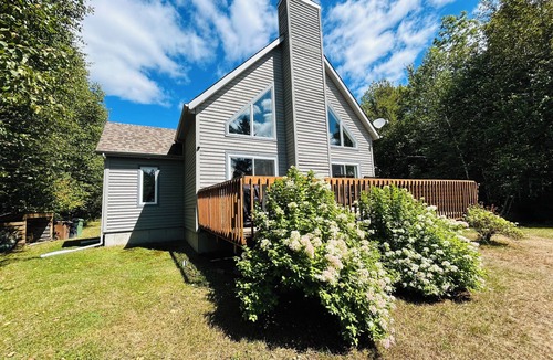 Mont-Laurier Ski Chalet | Chalet Le Malpic, Laurentides, Bord de l'eau, en pleine nature. Animaux acceptés