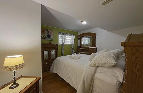 Eastern Townships Ski Chalet | Chalet le palais royal arcade games billiard spa