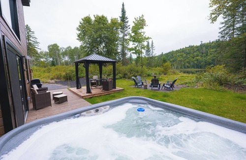 La Tuque Ski Chalet | Chalet le panorama - Waterfront!