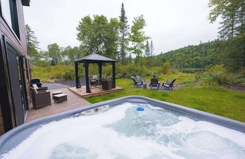 La Tuque Ski Chalet | Chalet Le Panorama - Waterfront!