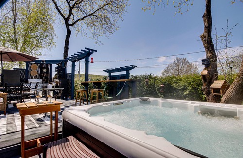 Mauricie Ski Chalet | Chalet le petit manoir SPA and SAUNA VIEW OF THE SAINT-MAURICE RIVER