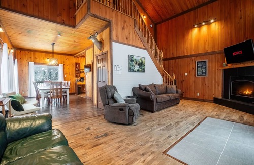Saint-Faustin-Lac-Carre Ski Chalet | Chalet Le Vert | Spa & BBQ | AC | Fireplace & Fire pit | Royal Laurentien Golf