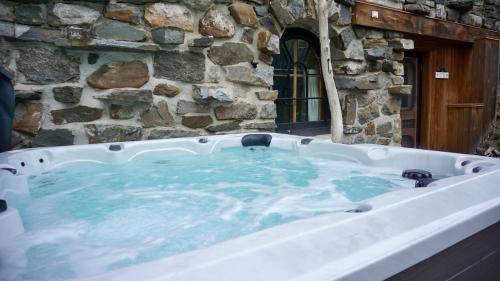 Saint Jean Port Joli Ski Chalet | Chalet Le Vieil Âtre - Rustic & cozy chalet avec spa
