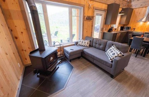 La Tuque Ski Chalet | Chalet Le Western - Waterfront!