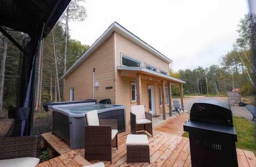 La Tuque Ski Chalet | Chalet Le Western - Waterfront!