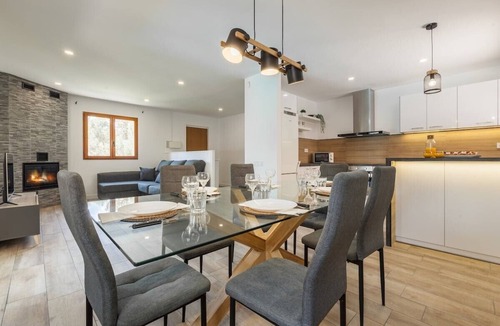Castellnou de Bages Ski Chalet | Chalet 'Les Roques' with Mountain Views, Wi-Fi, and Air Conditioning