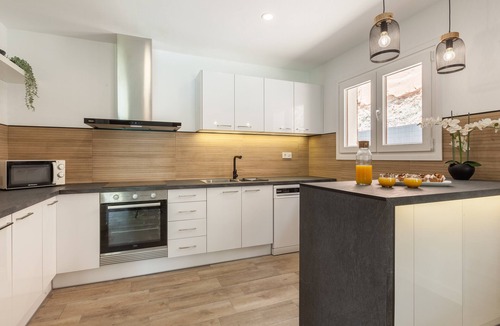 Castellnou de Bages Ski Chalet | Chalet 'Les Roques' with Mountain Views, Wi-Fi, and Air Conditioning