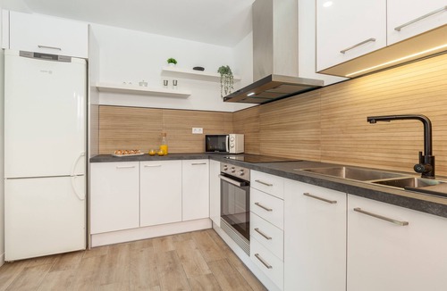 Castellnou de Bages Ski Chalet | Chalet 'Les Roques' with Mountain Views, Wi-Fi, and Air Conditioning