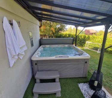 Gerbepal Ski Chalet | Chalet les Jales, Jacuzzi